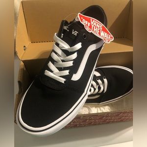 Women’s Black/White Vans “Off the Wall”